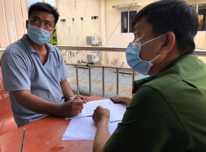  Tài xế xả thải bị phạt 180 triệu đồng: Nguyễn Văn Cương (46 tuổi, ngụ tỉnh Tiền Giang) cùng với em ruột chở chất thải lỏng, lén lút xả xuống cống ở thị xã Bình Minh, tỉnh Vĩnh Long, đã bị Công an bắt quả tang. Ngày 15/7, ông Cương bị UBND tỉnh Vĩnh Long phạt 180 triệu đồng. 