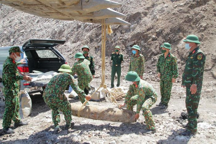  Phát hiện quả bom nặng 230 kg trong khai trường than: Sáng 16/7, công nhân thuộc Công ty khai thác khoáng sản, Tổng công ty than Đông Bắc thi công bốc xúc đất đá, mỏ than Đông Đá Mài tại Quảng Ninh. Phát hiện quả bom cỡ lớn dài 1,5 m, rộng 0,3 m nặng 230 kg. Đến 10h30 cùng ngày, quả bom được di dời về vị trí an toàn để hủy nổ. 