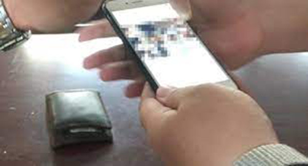  Bị tống tiền khi tự quay clip nhạy cảm gửi cho người tình: Để chiếm đoạt tiền của người tình lớn tuổi, Nguyễn Hữu Nhật Tường (31 tuổi, Phù Cát, Bình Định) đã dùng những clip nhạy cảm do chính nạn nhân gửi cho mình để tống tiền liên tục. Ngày 26/6/2021, Khi Tường đang nhận 3 triệu đồng thì bị Công an bắt giữ.