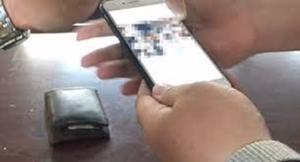  Bị tống tiền khi tự quay clip nhạy cảm gửi cho người tình: Để chiếm đoạt tiền của người tình lớn tuổi, Nguyễn Hữu Nhật Tường (31 tuổi, Phù Cát, Bình Định) đã dùng những clip nhạy cảm do chính nạn nhân gửi cho mình để tống tiền liên tục. Ngày 26/6/2021, Khi Tường đang nhận 3 triệu đồng thì bị Công an bắt giữ.