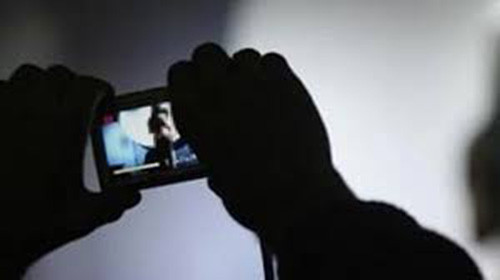  Thầy giáo dùng clip "nóng" tống tiền bạn gái: Nguyễn Hữu Dũng (38 tuổi, Hải Lăng, Quảng Trị đang là thầy giáo) có quan hệ tình cảm với một phụ nữ trên địa bàn và đã dùng điện thoại quay lại cảnh nhạy cảm giữa hai người. Ngày 1/6/2021, Dũng dùng đoạn clip này uy hiếp, buộc bạn gái đưa mình 8 triệu đồng, khi đang nhận tiền thì bị Công an bắt giữ.