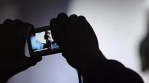  Thầy giáo dùng clip "nóng" tống tiền bạn gái: Nguyễn Hữu Dũng (38 tuổi, Hải Lăng, Quảng Trị đang là thầy giáo) có quan hệ tình cảm với một phụ nữ trên địa bàn và đã dùng điện thoại quay lại cảnh nhạy cảm giữa hai người. Ngày 1/6/2021, Dũng dùng đoạn clip này uy hiếp, buộc bạn gái đưa mình 8 triệu đồng, khi đang nhận tiền thì bị Công an bắt giữ.