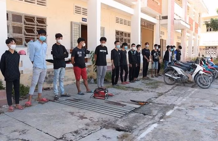  Ngăn chặn 20 thanh thiếu niên dùng hung khí chuẩn bị hỗn chiến: Nhóm thanh niên ở thị xã Duyên Hải (tỉnh Trà Vinh) đã mượn máy cắt và máy hàn về để làm các dao tự chế nhằm mục đích giải quyết mâu thuẫn cá nhân nhưng bị phát hiện, ngăn chặn. Ngày 17/7, Công an thị xã Duyên Hải đã lập hồ sơ, xử lý đối nhóm thanh niên này.