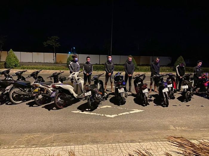  Nổ súng khi nhóm "quái xế" lao thẳng xe vào CSGT: Khoảng 1h ngày 17/7, bị CSGT Công an TP Quảng Ngãi ra hiệu lệnh dừng xe, nhóm "quái xế" không chấp hành, chạy vào làn ngược chiều, lao thẳng xe về phía lực lượng chức năng, buộc cảnh sát phải nổ súng khống chế và bắt giữ được 8 người cùng 25 xe máy. 