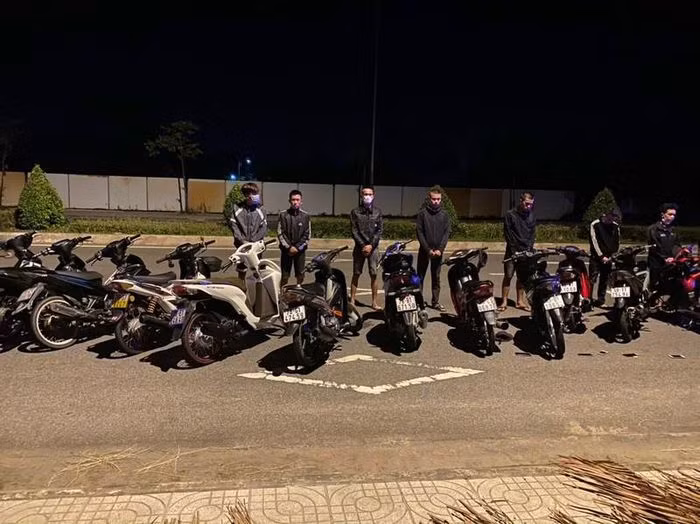  Nổ súng khi nhóm "quái xế" lao thẳng xe vào CSGT: Khoảng 1h ngày 17/7, bị CSGT Công an TP Quảng Ngãi ra hiệu lệnh dừng xe, nhóm "quái xế" không chấp hành, chạy vào làn ngược chiều, lao thẳng xe về phía lực lượng chức năng, buộc cảnh sát phải nổ súng khống chế và bắt giữ được 8 người cùng 25 xe máy. 