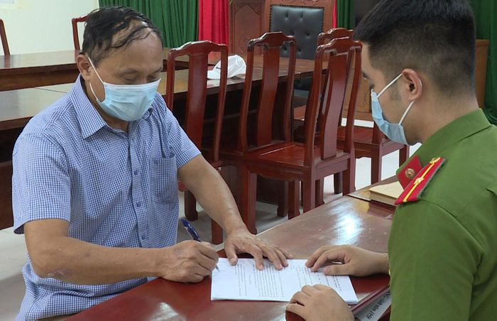 Bat Giam doc Cty Oanh Bang co hanh vi tong tien 