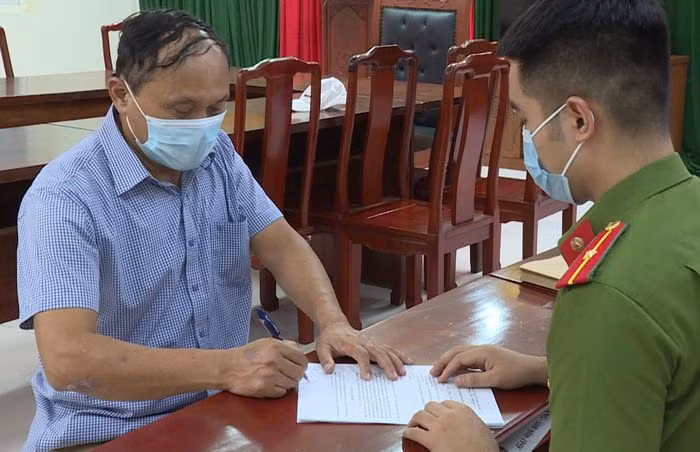 Bat Giam doc Cty Oanh Bang co hanh vi tong tien 