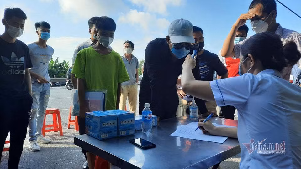 Cũng từ Hòa Bình về, tại chốt kiểm soát số 12 (cầu Xuân Mai nối đường Hồ Chí Minh), tổ công tác kiểm soát xe ra vào, đo thân nhiệt. Tại đây, CSGT phát hiện 1 xe tải BKS 72C-159.07 hướng vào Hà Nội, tổ kiểm soát đã yêu cầu xuất trình giấy xét nghiệm Covid trước khi di chuyển vào thủ đô. Nhiều lái xe tải đến từ các tỉnh đang có dịch như Bắc Ninh, Hà Nam, lái và phụ xe không có giấy xét nghiệm Covid buộc phải quay đầu xe. (Ảnh: Nhị Tiến) 