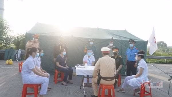 Trước đó, từ 5h sáng, chị Nguyễn Vân Anh, nhân viên thuộc Trung tâm y tế huyện Thanh Trì cùng các đồng nghiệp tới khu vực lập chốt kiểm dịch để sắp xếp các thiết bị y tế, mặc quần áo bảo hộ.