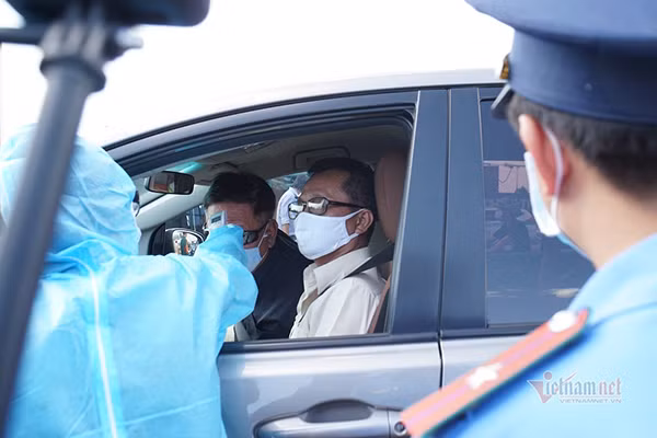 Đồng thời, có thể xét nghiệm nhanh Covid-19 trong trường hợp nghi ngờ, khử trùng trong trường hợp cần thiết (do y tế quyết định); kiểm tra, đối chiếu kết quả xét nghiệm, chủ động sáng lọc toàn bộ người từ các tỉnh, thành phố khác trở về Hà Nội. Trước đó, Phó Chủ tịch UBND TP Chử Xuân Dũng yêu cầu, việc kiểm soát tại các chốt phải đảm bảo không để ùn tắc, gây khó khăn, không để người dân phản ánh “ngăn sông cấm chợ”.