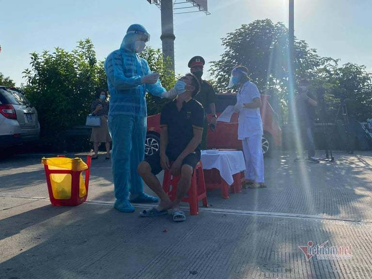 Ngoài kiểm tra chặt lái xe từ các tỉnh vùng dịch, lực lượng công an cũng phối hợp với Trung tâm y tế huyện Thanh Trì lấy mẫu test nhanh ngẫu nhiên hành khách và lái xe trên các chuyến xe khách. Để tránh ùn tắc, việc thực hiện kiểm tra lấy mẫu nhanh chóng. Thời gian từ khi kiểm tra y tế cho đến khi có kết quả khoảng 30 phút.