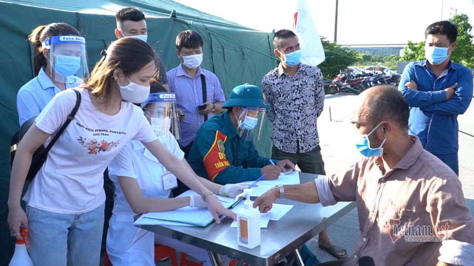 Qua kiểm tra, tài xế Lượng chỉ có giấy chứng nhận test nhanh âm tính mà chưa có giấy xét nghiệm PCR nên lực lượng CSGT yêu cầu anh Dương quay đầu xe.