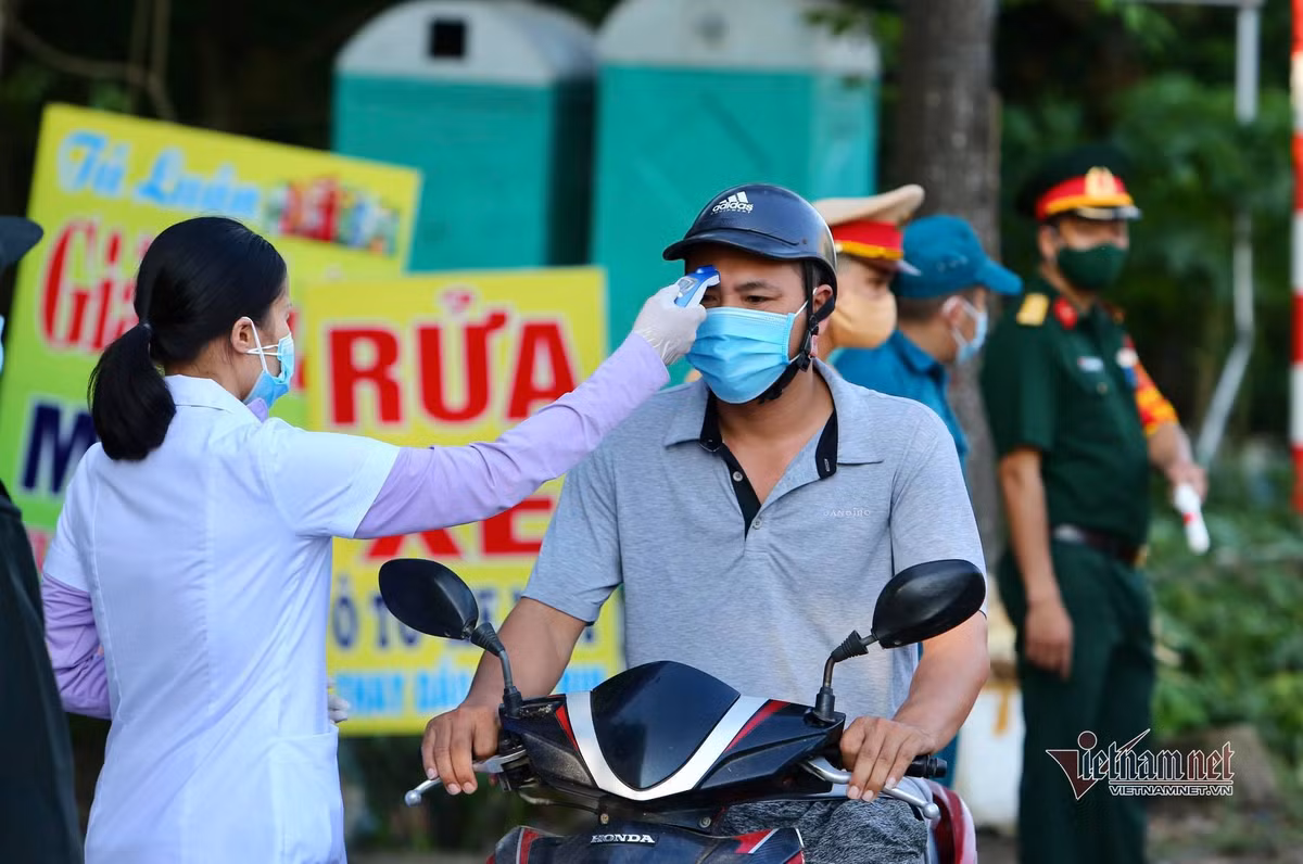 Tại chốt 13 quốc lộ 6 Hoà Bình - Hà Nội, Đội CSGT số 12 do Thiếu tá Nguyễn Ngọc Thuật làm tổ trưởng, cùng các lực lượng TTGT, CSCĐ, kiểm soát quân sự, trung tâm y tế huyện Chương Mỹ, trạm công an thị trấn Xuân Mai kiểm soát các phương tiện ra vào. (Ảnh: Phạm Hải)