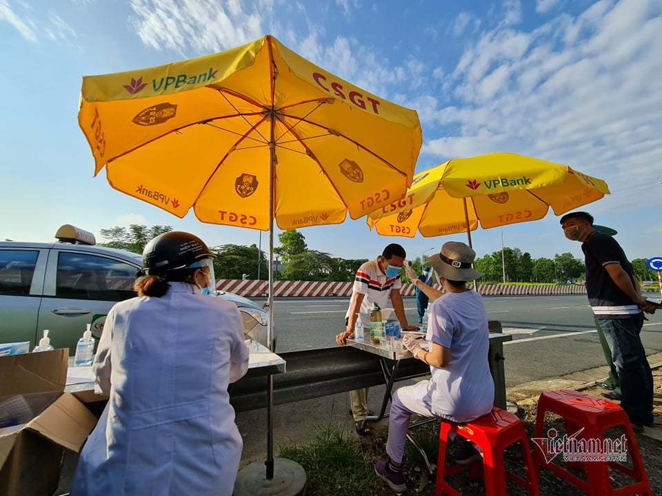 Tổ công tác không kiểm tra 100% các phương tiện vào thành phố mà có sự phân loại theo kế hoạch mà Công an TP Hà Nội yêu cầu. Cụ thể, chủ yếu tập trung các lái xe và phương tiện ngoại tỉnh, các hoạt động vận tải hành khách. Ghi nhận tại chốt 18, từ 6h sáng người dân khi qua đây đều chấp hành chỉ dẫn của tổ công tác. Do được phân luồng từ xa nên tại đây không xảy ra tình trạng ùn tắc. (Ảnh: Đoàn Bổng)