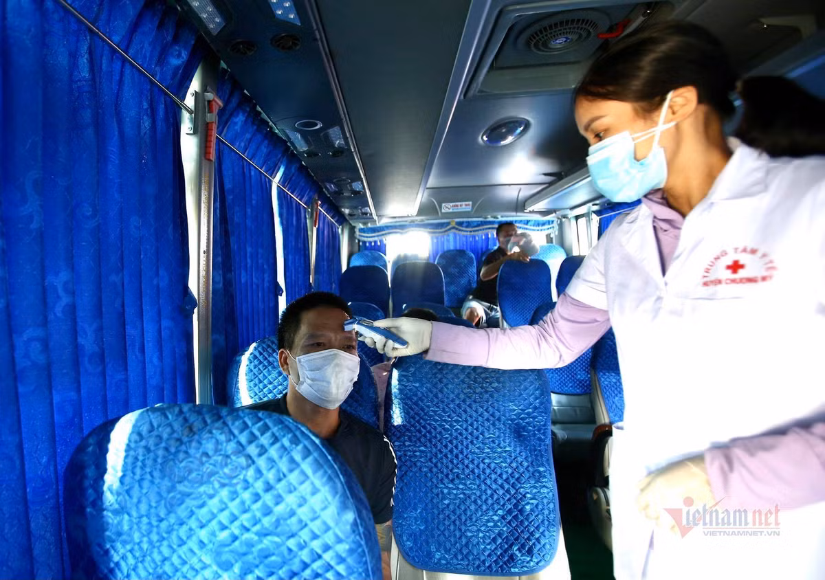 Mỗi chốt sẽ có 11 cán bộ chiến sĩ trực 24/24 chia làm 4 ca. Các chốt sẽ vừa kết hợp test nhanh và kiểm tra giấy xác nhận xét nghiệm Covid-19 âm tính. (Đo thân nhiệt hành khách trên xe ô tô chở khách)