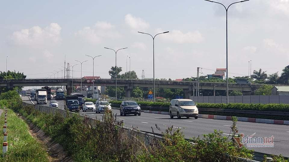 Đại tá Trần Ngọc Dương, Phó Giám đốc Công an TP Hà Nội có mặt tại điểm chốt này sáng nay cho biết, theo quy định người từ 14 tỉnh có dịch yêu cầu bắt buộc lái xe phải có xét nghiệm PCR âm tính, có hiệu lực 3 ngày thì mới được vào TP. Còn lại các địa phương khác chỉ cần giấy test nhanh âm tính là có thể qua, để tránh ùn tắc trên đường. Do kiểm tra ngẫu nhiên và nhìn biển số xe của các tỉnh, TP có dịch nên việc kiểm soát diễn ra nhanh chóng, không xảy ra ùn tắc.