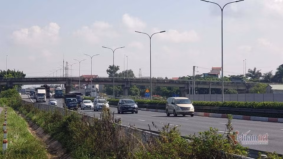 Đại tá Trần Ngọc Dương, Phó Giám đốc Công an TP Hà Nội có mặt tại điểm chốt này sáng nay cho biết, theo quy định người từ 14 tỉnh có dịch yêu cầu bắt buộc lái xe phải có xét nghiệm PCR âm tính, có hiệu lực 3 ngày thì mới được vào TP. Còn lại các địa phương khác chỉ cần giấy test nhanh âm tính là có thể qua, để tránh ùn tắc trên đường. Do kiểm tra ngẫu nhiên và nhìn biển số xe của các tỉnh, TP có dịch nên việc kiểm soát diễn ra nhanh chóng, không xảy ra ùn tắc.