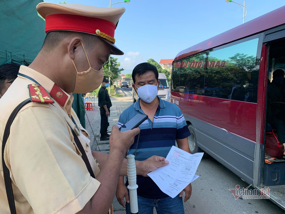 Các chốt sẽ có nhiệm vụ kiểm soát phương tiện vận tải, xe ô tô cá nhân vào TP (riêng đối với các tỉnh giáp ranh có dịch phải kiểm soát cả xe máy); bảo đảm an ninh, trật tự, hướng dẫn, phân luồng giao thông. Dừng xe, đo thân nhiệt, yêu cầu khai báo y tế, kiểm tra việc chấp hành quy định phòng, chống dịch Covid-19 trên xe…