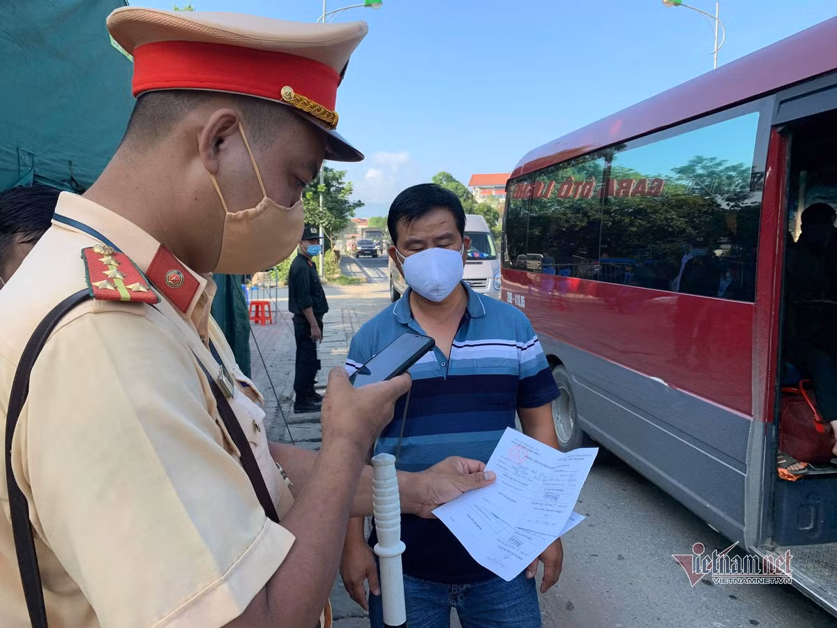 Các chốt sẽ có nhiệm vụ kiểm soát phương tiện vận tải, xe ô tô cá nhân vào TP (riêng đối với các tỉnh giáp ranh có dịch phải kiểm soát cả xe máy); bảo đảm an ninh, trật tự, hướng dẫn, phân luồng giao thông. Dừng xe, đo thân nhiệt, yêu cầu khai báo y tế, kiểm tra việc chấp hành quy định phòng, chống dịch Covid-19 trên xe…