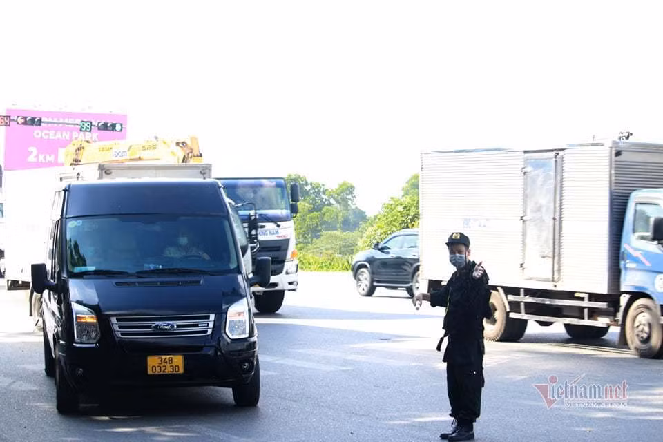 Tại chốt số 4 (Quốc lộ 5, Châu Quỳ, Gia Lâm, Hà Nội) lực lượng chức năng đang tích cực kiểm tra các phương tiện theo tuyến Hưng Yên, Bắc Ninh, Bắc Giang về Hà Nội. Lực lượng chức năng kiểm tra ngẫu nhiên phương tiện vào TP, đặc biệt là xe khách.