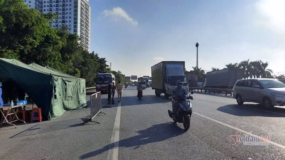 Chốt kiểm soát số 5 tuyến cao tốc Bắc Giang về Hà Nội. Theo ghi nhận, lực lượng chức năng đã lập xong các chốt kiểm soát tuyến cao tốc Bắc Giang - Hà Nội. Mỗi chốt gồm có 2 cán bộ CSGT, 2 thanh tra giao thông, 1 CSCĐ, 1 nhân viên y tế. Một chiến sĩ CSGT cho biết, lực lượng chức năng sẽ tiến hành dừng chọn lọc đối với xe từ vùng dịch, xe khách để cán bộ y tế kiểm tra và lấy thông tin dịch tễ.