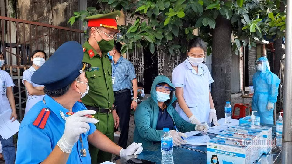 Ghi nhận của phóng viên, từ 8h, tại khu vực chốt trên tuyến Quốc lộ 5 không xảy ra tình trạng ùn tắc. Lượng phương tiện vào thành phố khá thưa thớt, chủ yếu là xe cá nhân và một vài xe khách hoạt động. Tại đây, lực lượng chức năng gồm CSGT, Thanh tra giao thông, nhân viên y tế, Cảnh sát cơ động và lực lượng dân quân trên địa bàn túc trực làm nhiệm vụ. (Đại tá Trần Ngọc Dương, Phó Giám đốc Công an TP Hà Nội kiểm tra tại chốt quốc lộ 5 cũ. Ảnh: Nhị Tiến)