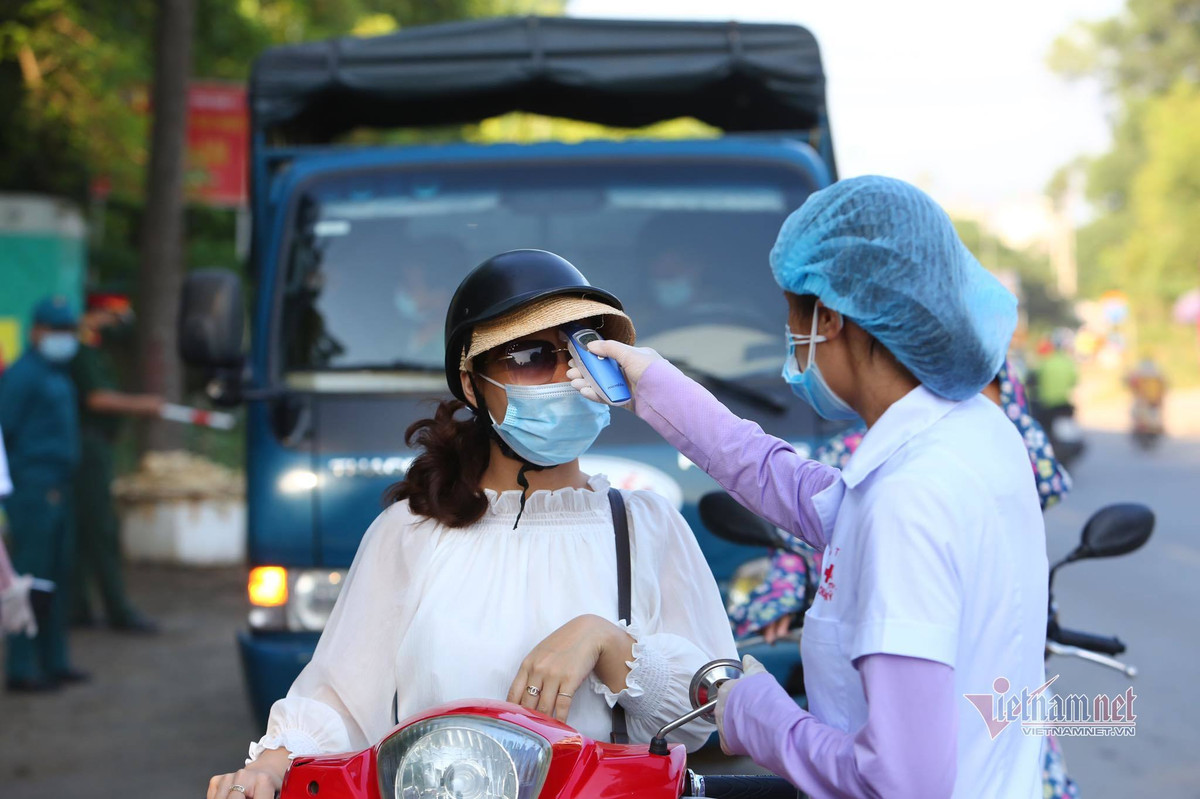 7h sáng, tài xế Phan Văn Lượng ở Xuân Lộc (Đồng Nai) điều khiển xe tải BKS 50H - 017.56 chở hàng đông lạnh từ TP.HCM ra Hà Nội, khi qua trạm phải khai báo y tế.