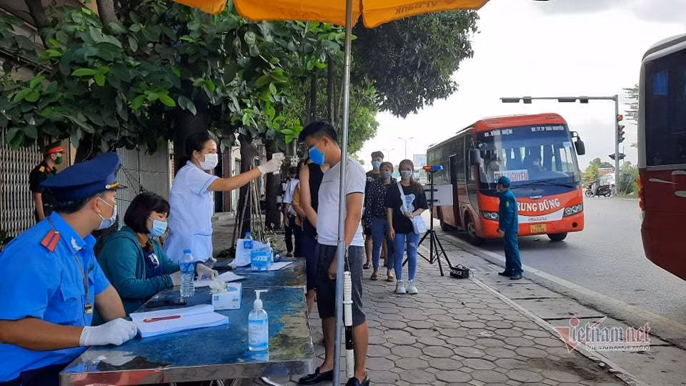 “Đây là lần thứ 2 lực lượng Trung tâm y tế huyện tham gia chốt kiểm soát dịch tại các cửa ngõ ra vào thành phố. Một ngày làm việc sẽ chia thành 4 ca, mỗi ca kéo dài 6 tiếng. Đa phần lực lượng y tế tham gia chốt là nữ nên những chị em phải tham gia ca tối sẽ rất vất vả”, chị Vân Anh chia sẻ. Bà Nguyễn Kim Nhung, Phó Giám đốc Trung tâm cho biết, khi phát hiện các trường hợp nghi ngờ, sẽ tiến hành test nhanh ngay lập tức. (Ảnh: Nhị Tiến)