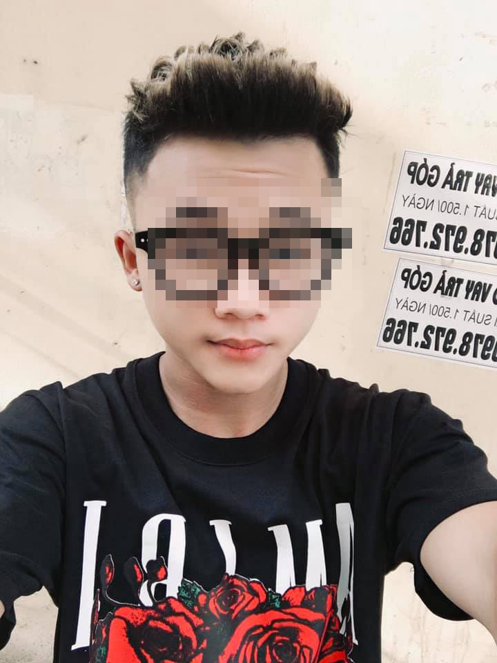 Trước đó, mạng xã hội lan truyền đoạn clip ghi lại cảnh 1 thiếu niên mặc áo đen đấm đá liên tiếp vào mặt nam thanh niên khác ngay bên đường. 