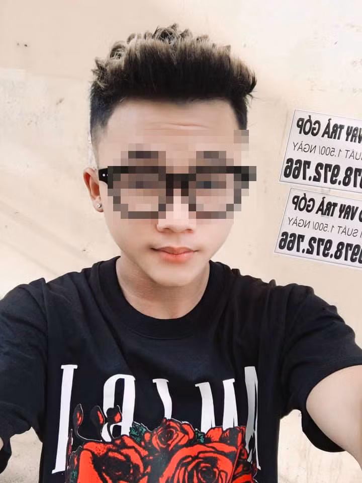 Trước đó, mạng xã hội lan truyền đoạn clip ghi lại cảnh 1 thiếu niên mặc áo đen đấm đá liên tiếp vào mặt nam thanh niên khác ngay bên đường. 