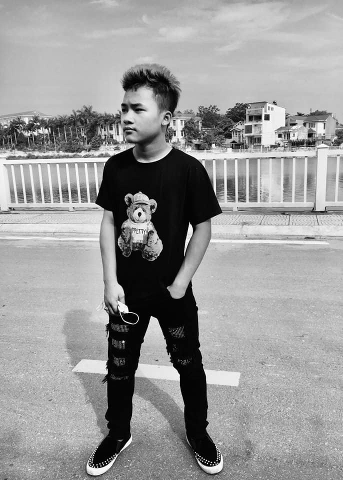 Nạn nhân ôm đầu, ngã xuống đường, đau đớn van xin nhưng thiếu niên áo đen vẫn tiếp tục rút gậy ba khúc vụt nạn nhân. Trong đoạn clip còn có tiếng cổ vũ của một số người chứng kiến. 