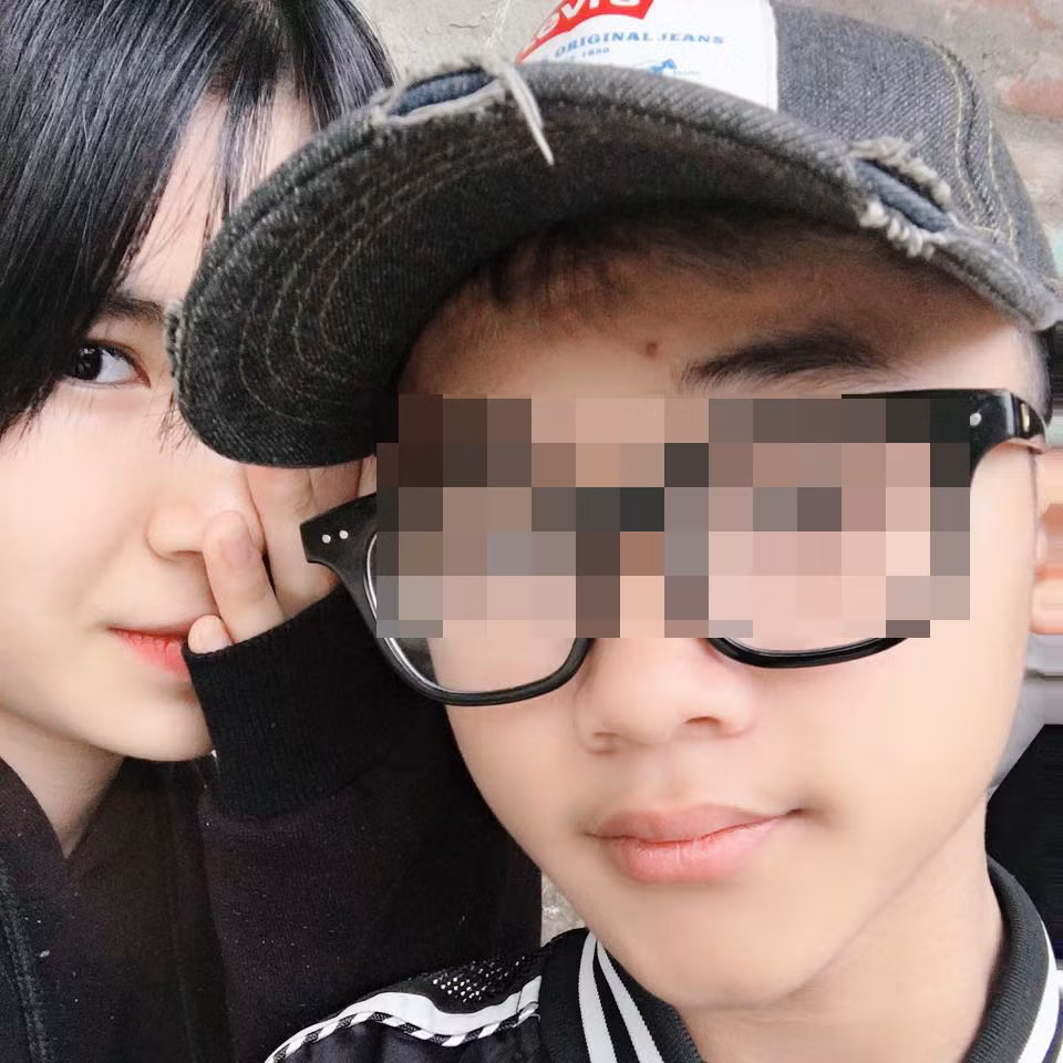 Ngoài Mạnh, Nguyễn Thanh Phúc (SN 2007, trú tại phường Tân Dân); Trần Hoàng Quân (SN 2008, trú tại phường Tân Dân) và Tạ Ngọc Bảo Lâm (SN 2007, trú tại phường Tiên Cát) cũng dùng tay, chân đấm đá cháu T. 