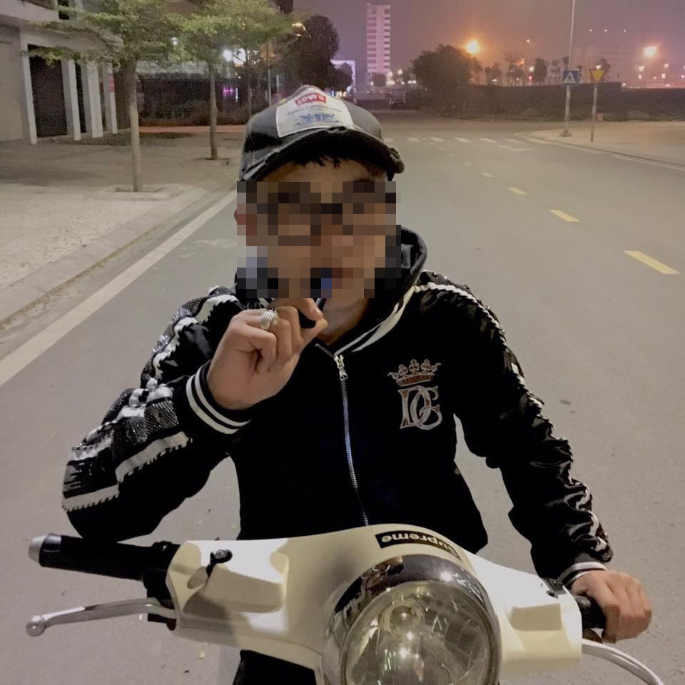 Ngay sau khi được chia sẻ, đoạn clip khiến cộng đồng mạng bức xúc. Nhiều người bình luận mong cơ quan chức năng sớm tìm được danh tính nam thanh niên áo đen và xử lý nghiêm theo quy định pháp luật.