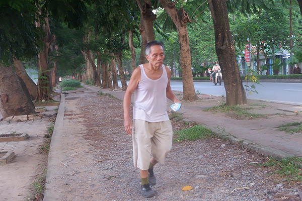 Nhiều người đi tập thể dục cho biết: "Khi vận động thì cơ thể cần hít thở nhiều, việc đeo khẩu trang rất bí nên bỏ ra để dễ thở."