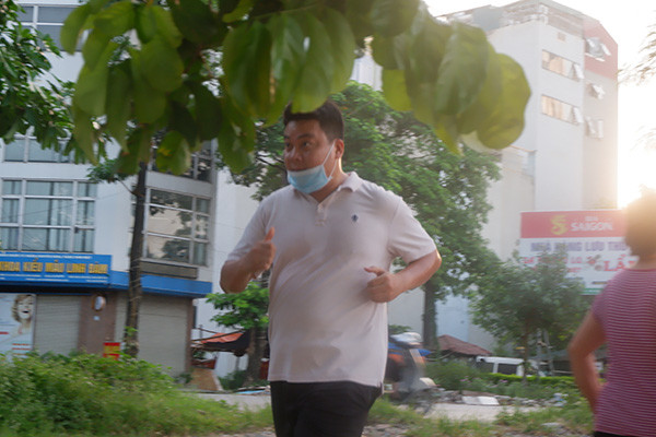 Nhiều người đeo khẩu trang với cách thức chống đối. Đeo khẩu trang không đúng cũng tiềm ẩn nhiều nguy cơ lây nhiễm COVID-19. 