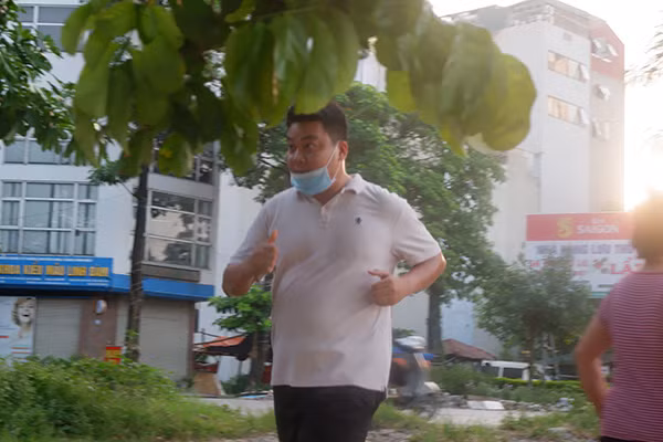 Nhiều người đeo khẩu trang với cách thức chống đối. Đeo khẩu trang không đúng cũng tiềm ẩn nhiều nguy cơ lây nhiễm COVID-19. 