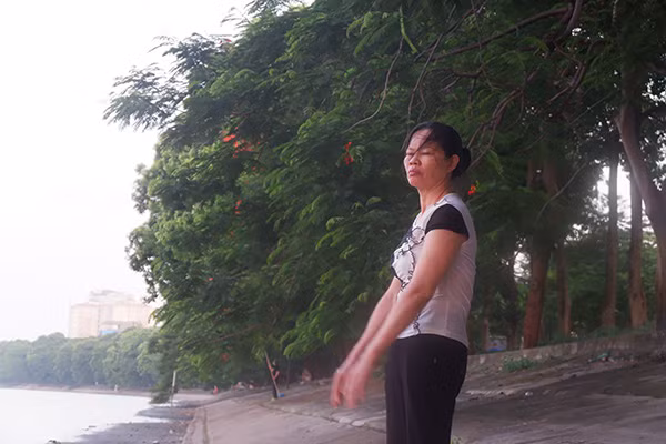 Việc tập thể dục, nâng cao sức khỏe là cần thiết. Thế nhưng, trong bối cảnh dịch bệnh đang diễn biến phức tạp, nguy cơ dịch bùng phát cao, mọi người dân nên nghiêm chỉnh thực hiện thông báo của thành phố cũng như thông điệp 5K của Bộ Y tế và không nên ra khỏi nhà khi không có việc cần thiết. 