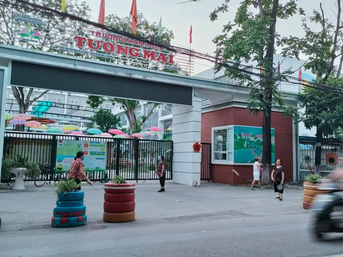 Tại trường Mầm Non Tương Mai khi thấy sự xuất hiện của PV nhiều người tập thể dục vội vã đã bỏ đi nơi khác để tránh ống kính.