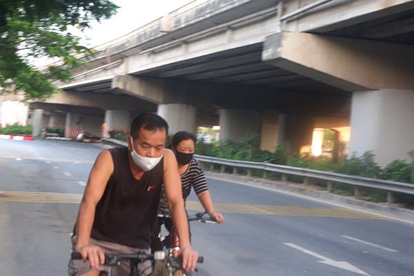 Rất nhiều đeo khẩu trang không đúng quy cách.