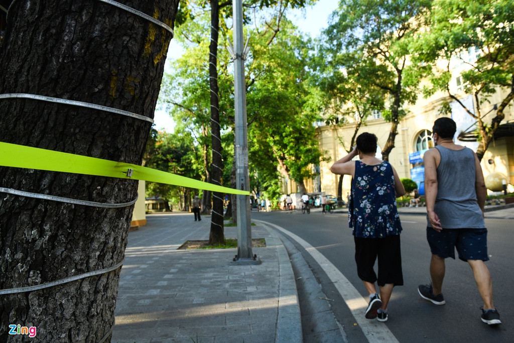 Tại hồ Gươm, dây chắn được giăng mắc quanh vòng hồ. Lực lượng chức năng liên tục canh gác, không để người dân tập thể dục ở khu vực này. Khi vỉa hè không thể hoạt động, nhiều người lại xuống lòng đường để đi bộ. 