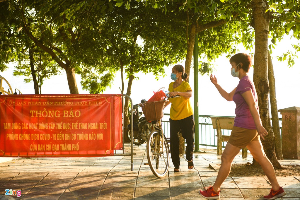 Những tấm biển báo, rào chắn trở nên vô tác dụng. 