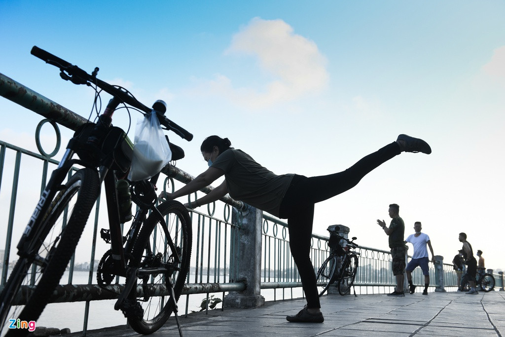 "Tôi đạp xe một mình, không tiếp xúc với ai. Thỉnh thoảng dừng lại nghỉ rồi vận động nhưng vẫn chú ý giãn cách với mọi người", người phụ nữ đang tập thể dục cho biết. 