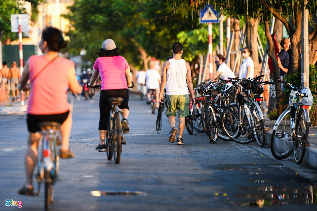 Gần 7h, ven hồ Tây, hồ Gươm, công viên Thống Nhất... tình trạng vẫn tương tự. 