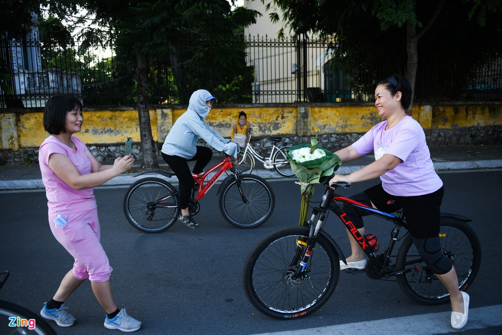 Một số khác dừng lại, bỏ khẩu trang để chụp ảnh trong buổi sáng mát mẻ.