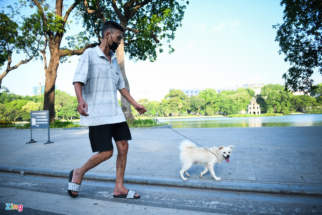 Nhiều người mang theo thú cưng dạo mát vào sáng sớm. 