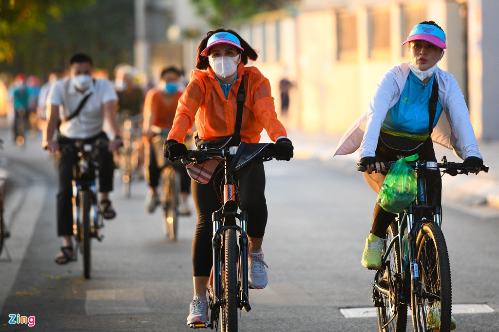 Lượng người mặc trang phục thể thao ở đường Trích Sài (quận Tây Hồ) vào đầu giờ sáng không khác gì những ngày trước khi lệnh siết giãn cách của UBND Hà Nội có hiệu lực. 