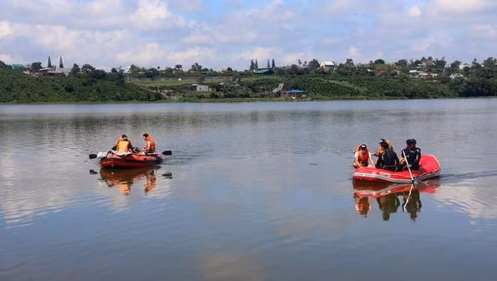  Hai người tử vong do đuối nước ở Hồ Tây: Tối 13/7, một nhóm 4 người rủ nhau dạo chơi bằng xuồng máy ở Hồ Tây (thị trấn Di Linh, Lâm Đồng) thì xuồng lật, 4 người rơi xuống nước. Ba người bơi được vào bờ, còn anh Nguyễn Văn Q. (37 tuổi, ngụ thị trấn Di Linh) mất tích. Trưa 14/7, anh Q. vẫn chưa được tìm thấy.