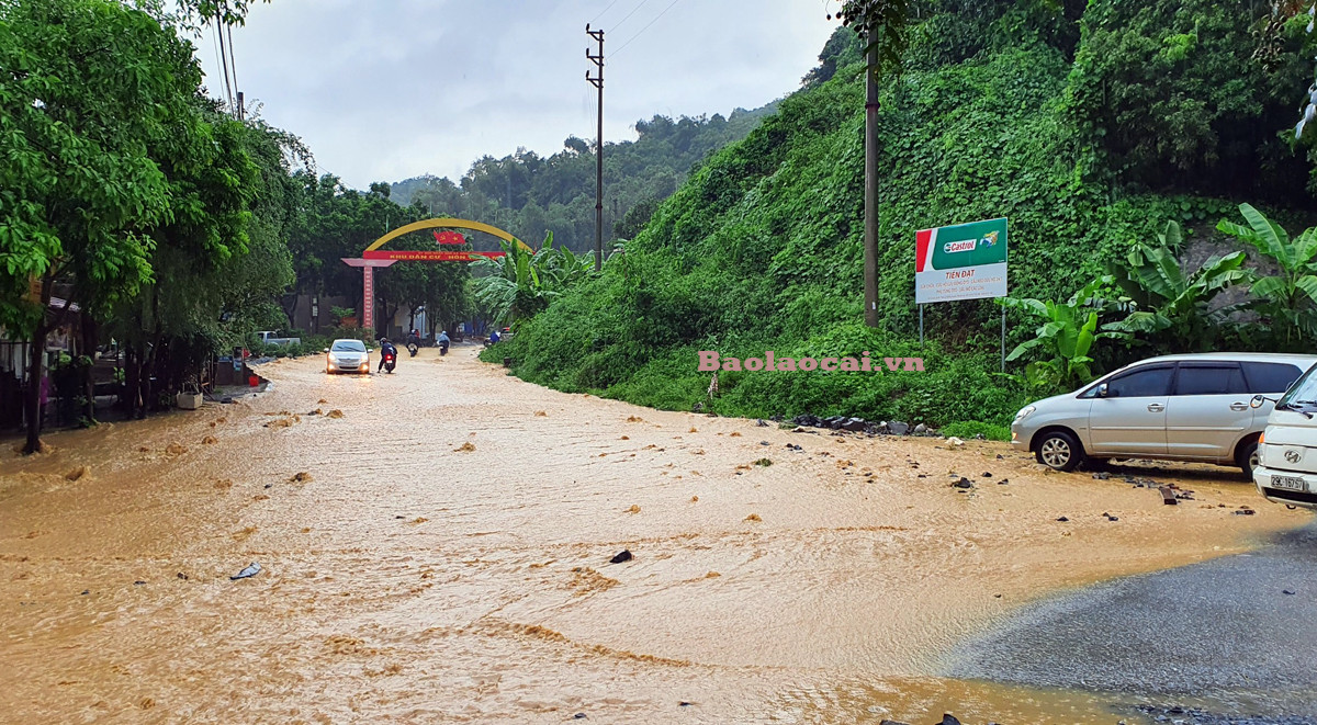 Mưa lớn đã làm đoạn đường bị ngập sâu gần 1m, khiến các phương đi qua nơi đây không thể lưu thông. (Ảnh: Báo Lào Cai)