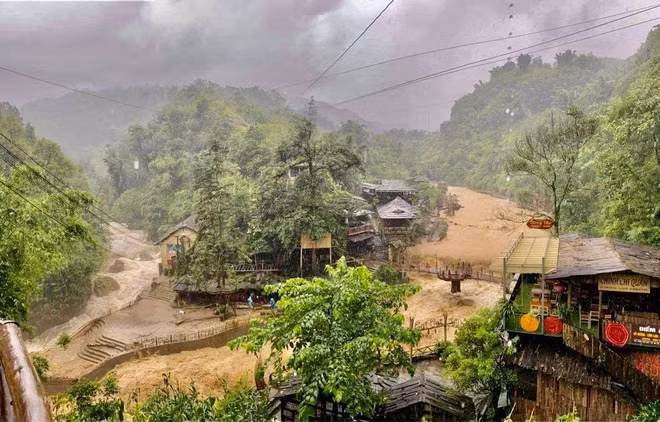 Khu du lịch Cát Cát và xã Ngũ Chỉ Sơn ghi nhận lũ dâng cao cuốn trôi một số công trình phụ trợ của người dân ven suối, gây sạt lở đường và ách tắc giao thông. 