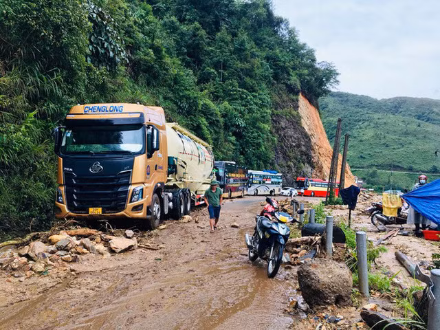 Quốc lộ 4D đoạn qua đèo Ô Quý Hồ bị ách tắc trong 5 giờ đồng hồ. 